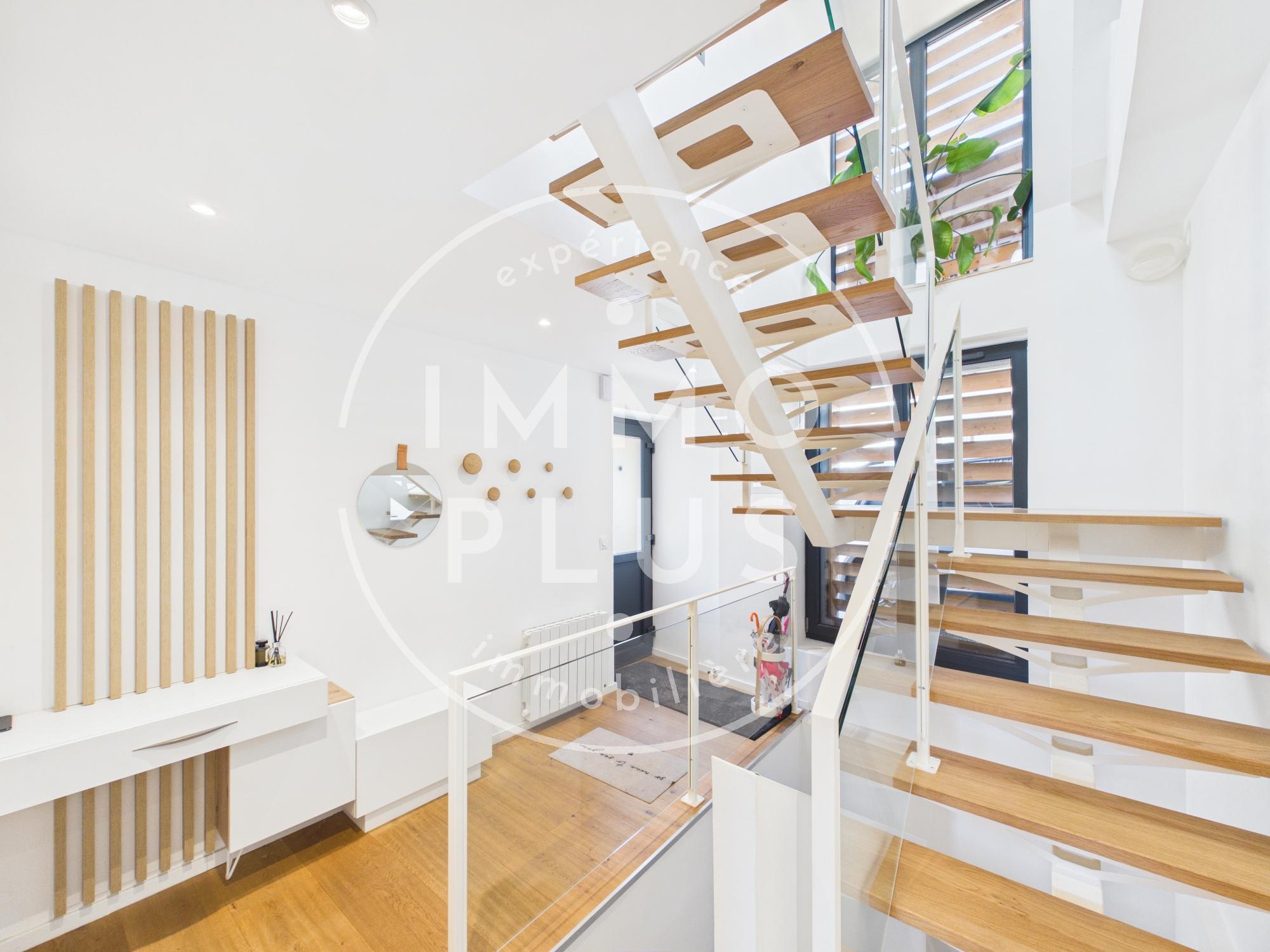 Photo A PRINGY-PROMERY- Espace, lumière et originalité : triplex 210 m² avec jardin indépendant