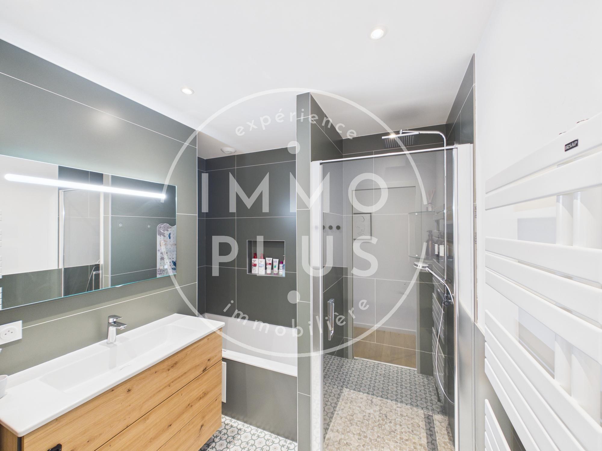 Photo A PRINGY-PROMERY- Espace, lumière et originalité : triplex 210 m² avec jardin indépendant