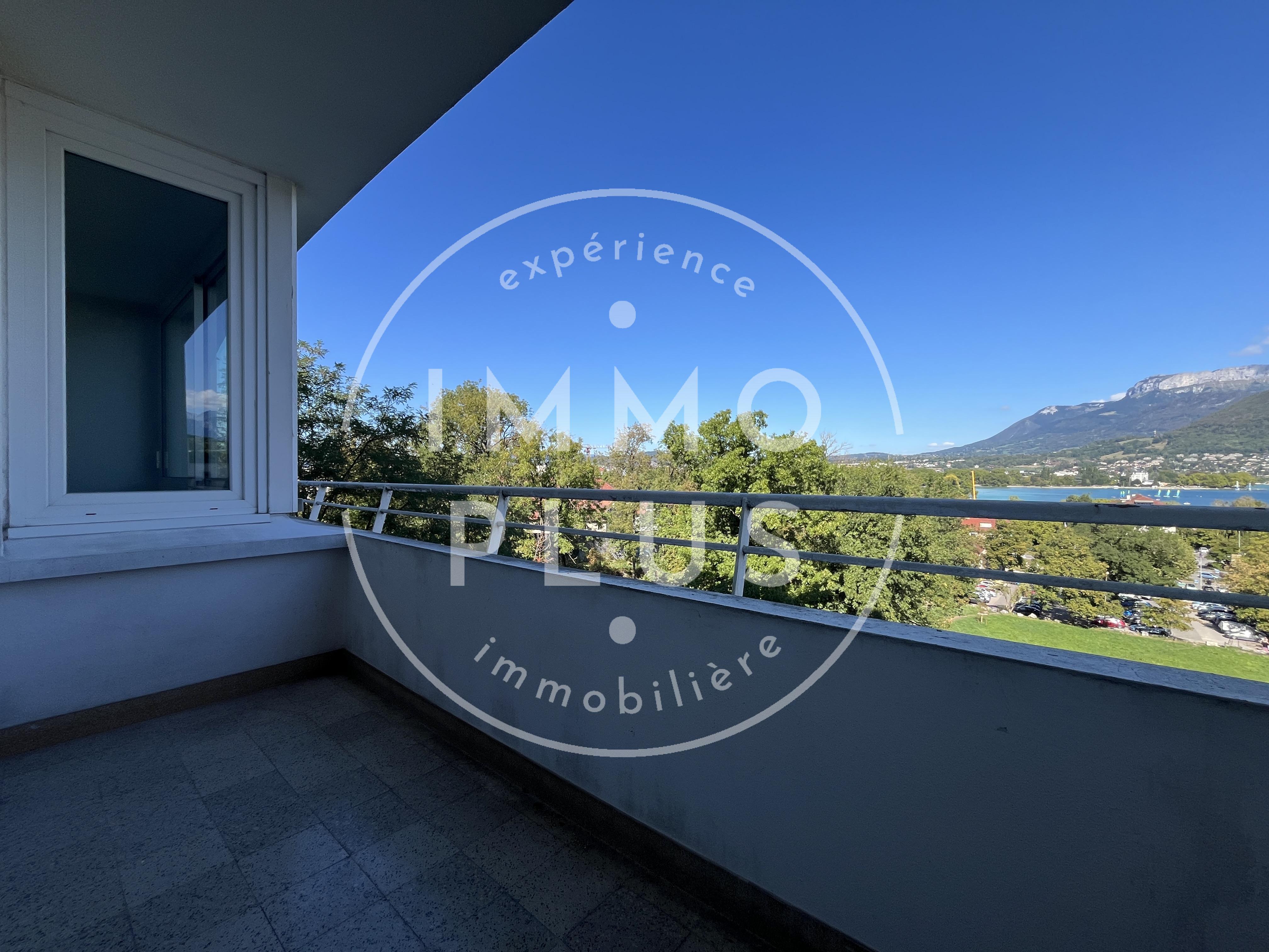 Photo Vue unique : 3 baies vitrées avec vue panoramique sur lac et montagnes