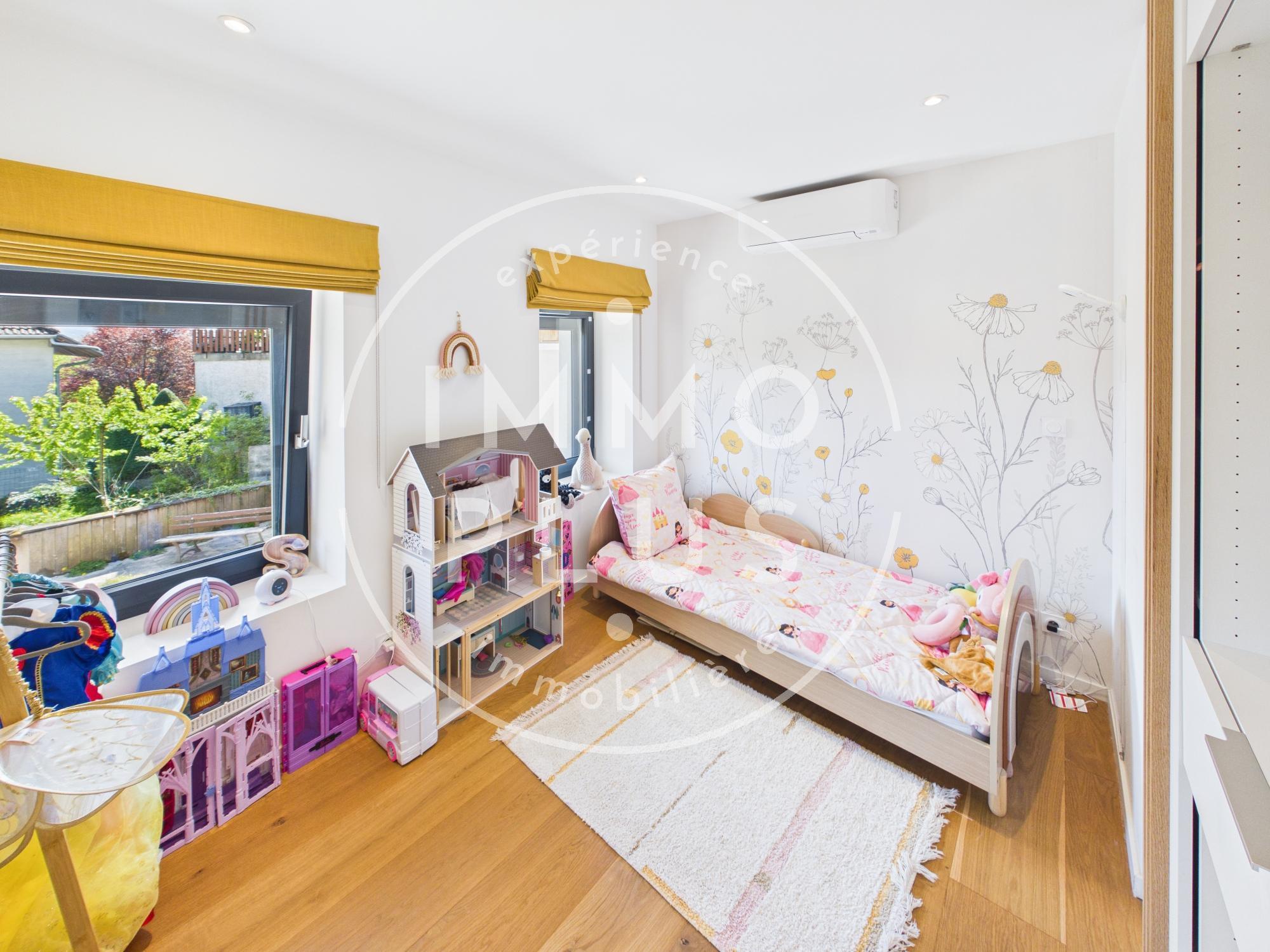 Photo A PRINGY-PROMERY- Espace, lumière et originalité : triplex 210 m² avec jardin indépendant