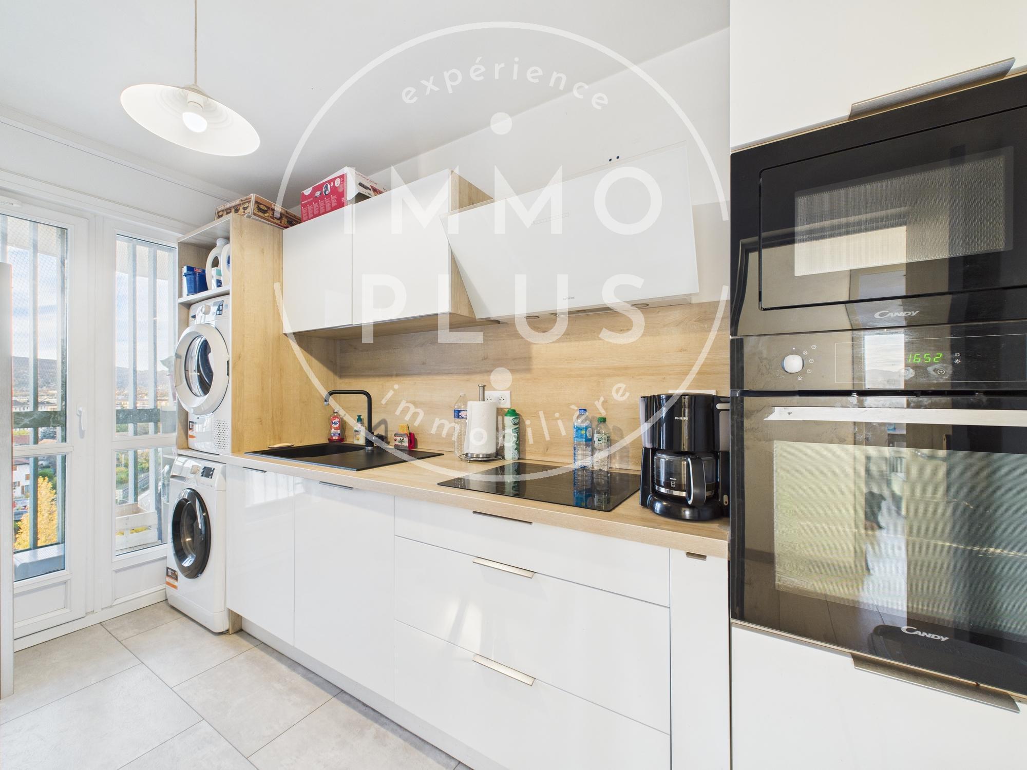 Photo **Appartement de Type 4 en dernier étage avec vue imprenable à Annecy**