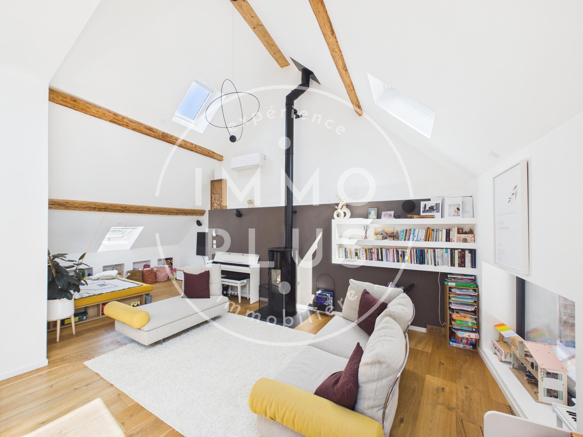 Photo A PRINGY-PROMERY- Espace, lumière et originalité : triplex 210 m² avec jardin indépendant