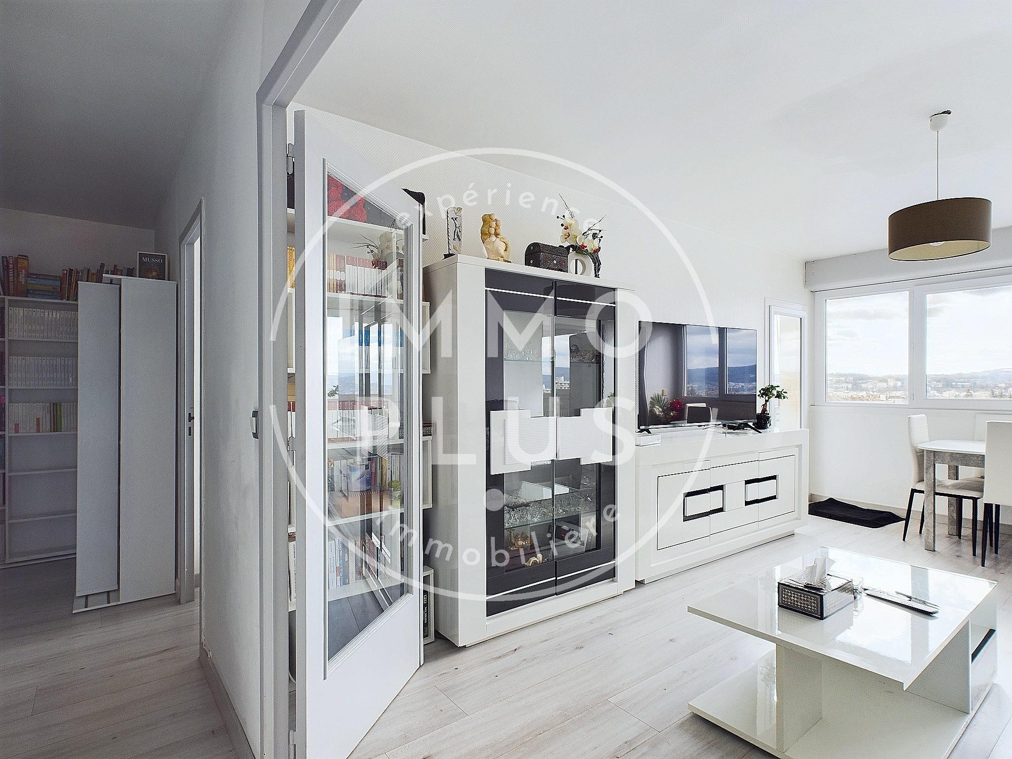 Photo **Appartement de Type 4 en dernier étage avec vue imprenable à Annecy**