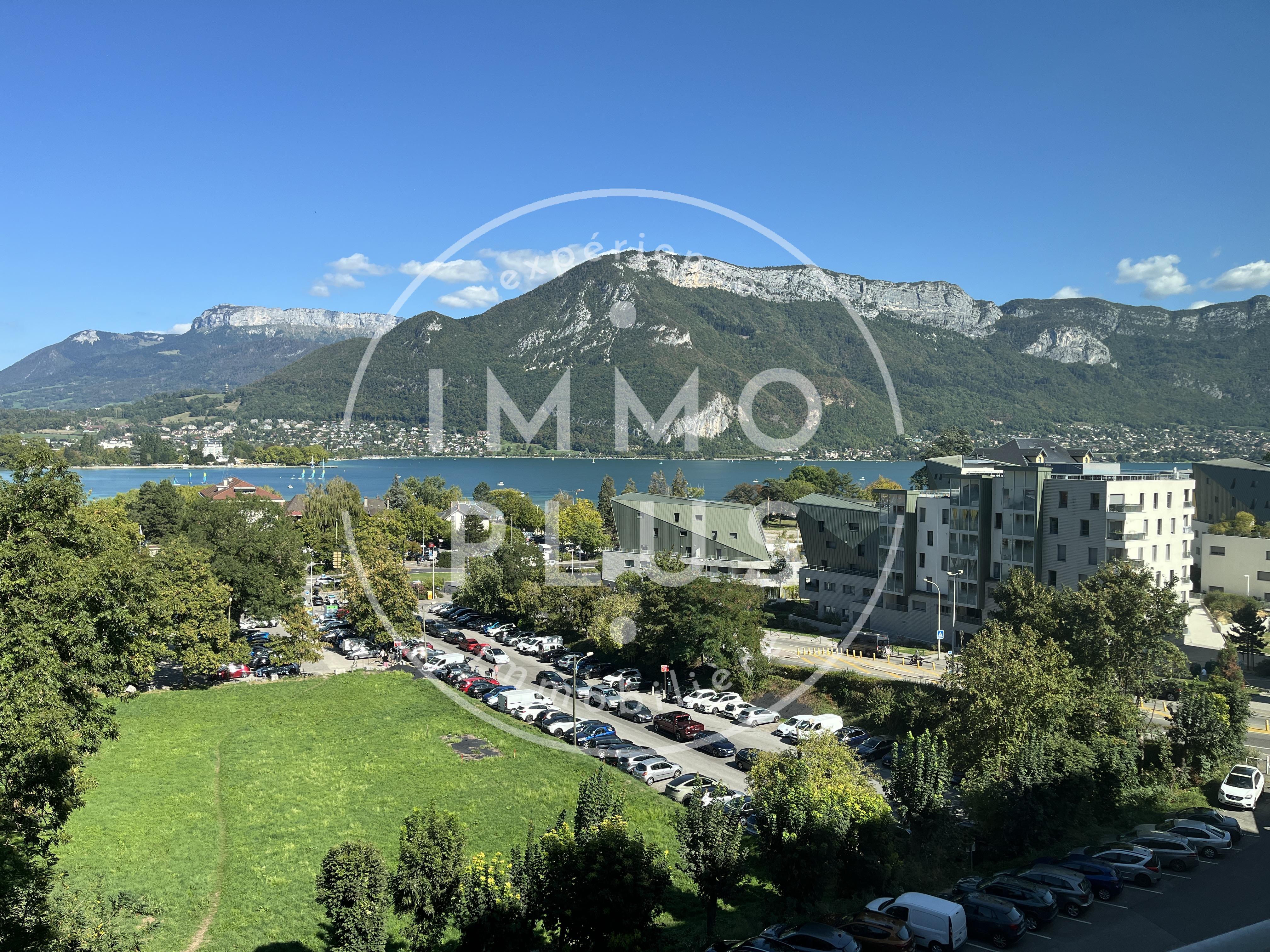 Photo Vue unique : 3 baies vitrées avec vue panoramique sur lac et montagnes