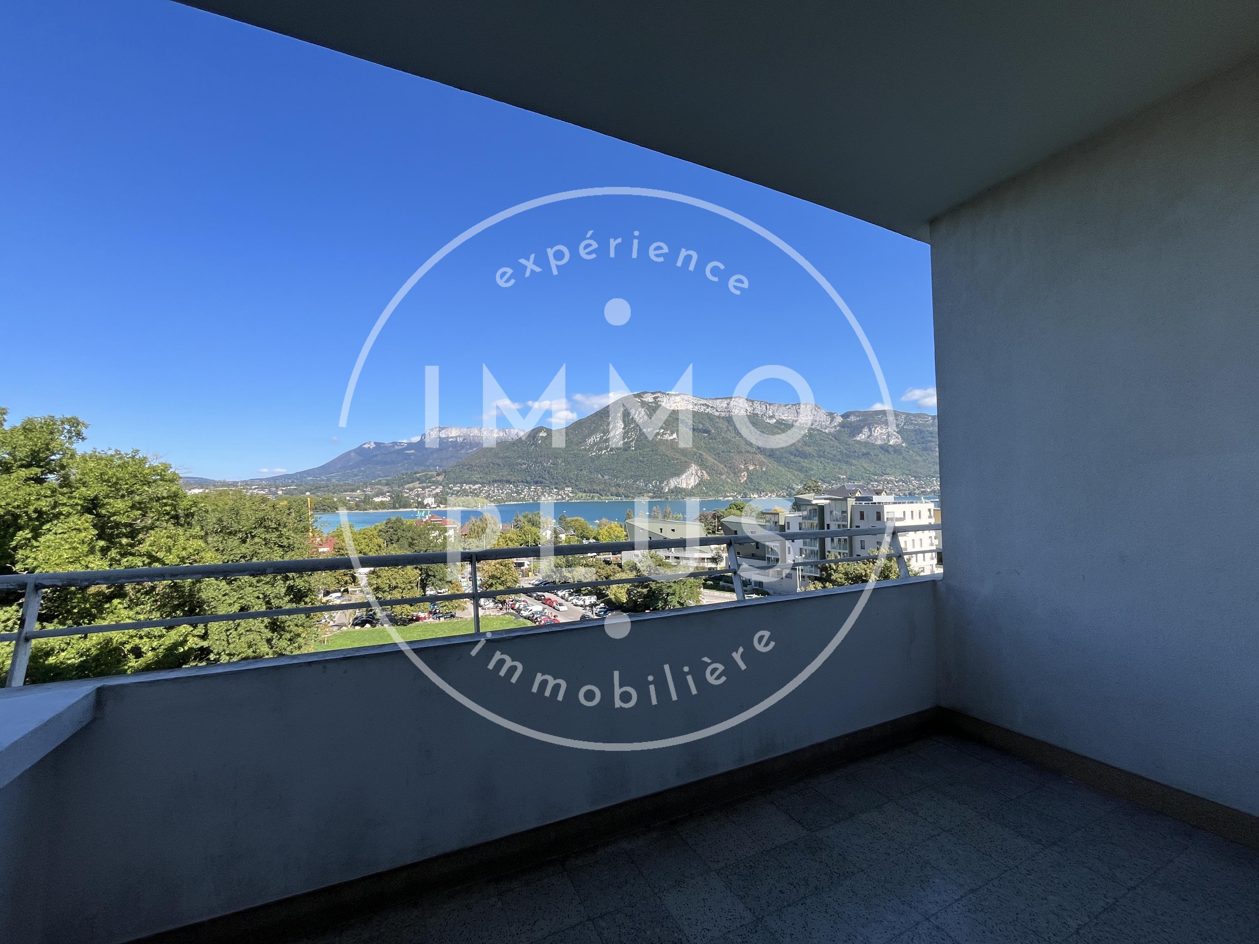 Photo Vue unique : 3 baies vitrées avec vue panoramique sur lac et montagnes