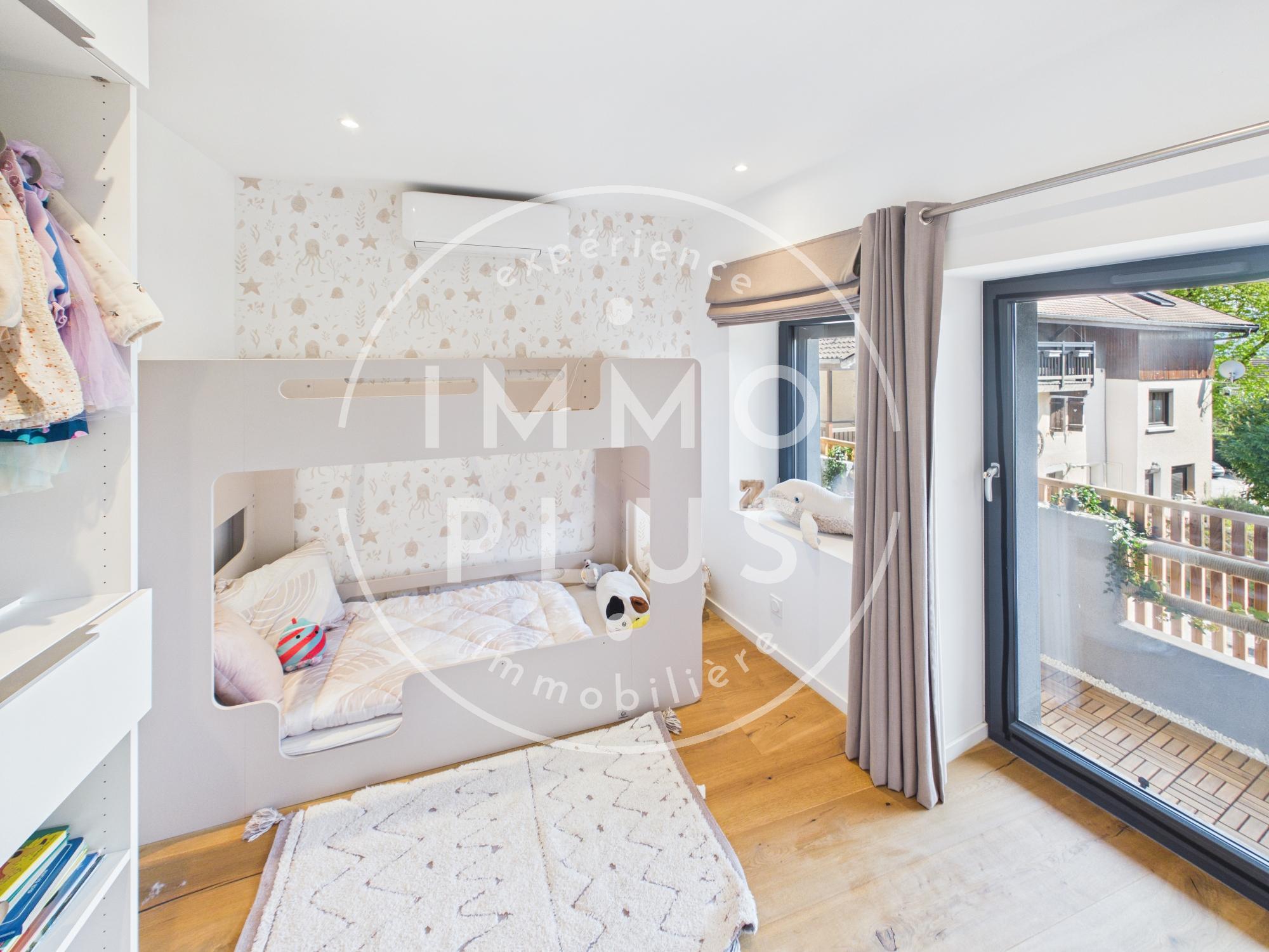Photo A PRINGY-PROMERY- Espace, lumière et originalité : triplex 210 m² avec jardin indépendant