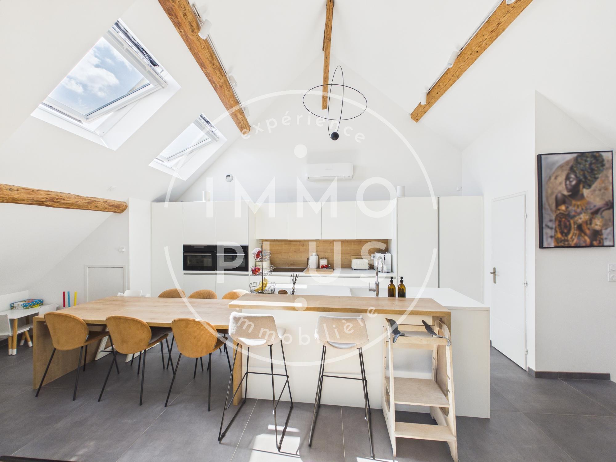 Photo A PRINGY-PROMERY- Espace, lumière et originalité : triplex 210 m² avec jardin indépendant